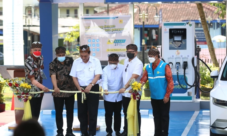 Menko Marves Resmikan SPKLU Green Tourism PLN Pertama di Pulau Jawa