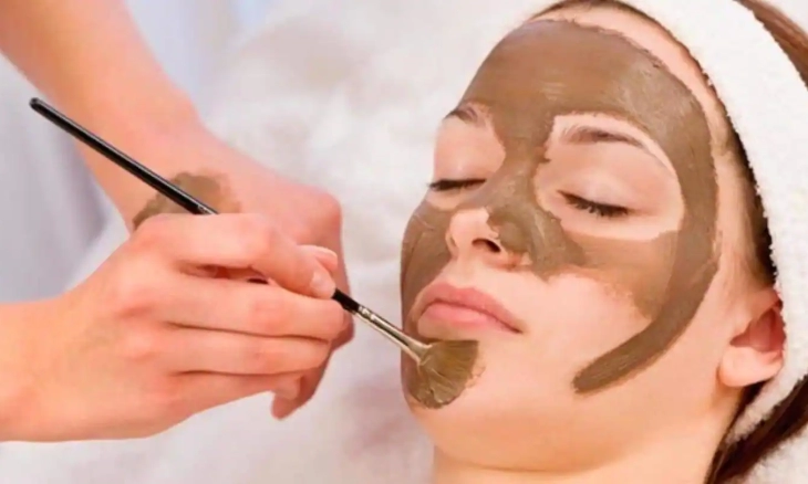 Atasi Masalah Kulit Wajah dengan Multani Mitti di Musim Panas Kulit 