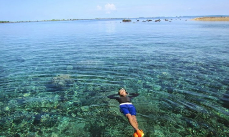 Mengapungkan Diri di Pantai Tureloto