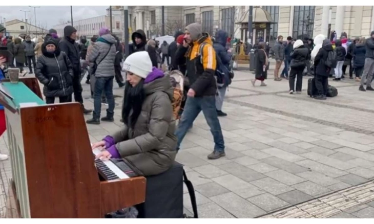 Penampilan Piano Wanita di Depan Stasiun KA Ukraina Membuat Netizen Menangis