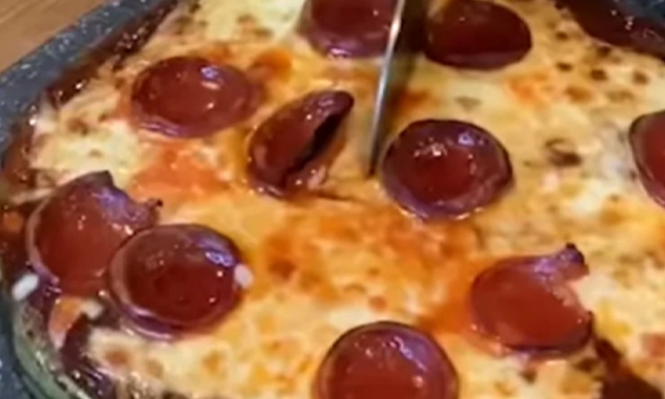 Topping Semangka di Atas Pizza Membuat Pecinta Kuliner Heran