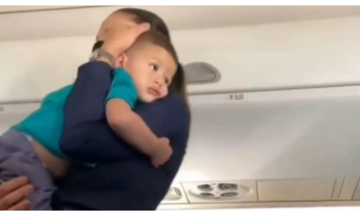 Viral Pramugari Menari Ikuti Lagu Bollywood 