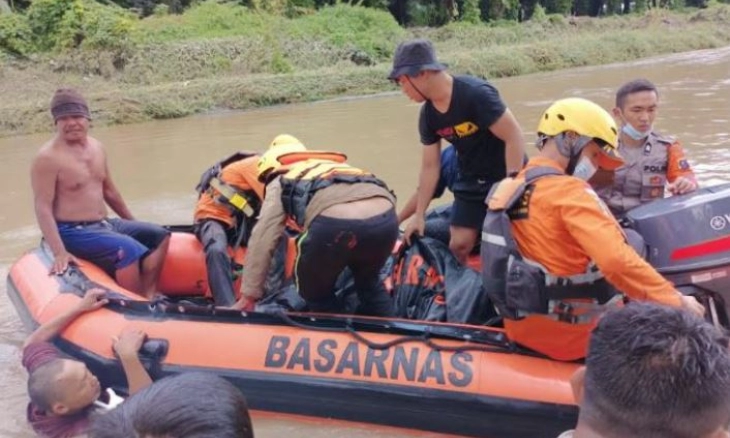 Minibus Terseret Arus Sungai, Empat Penumpang Tewas