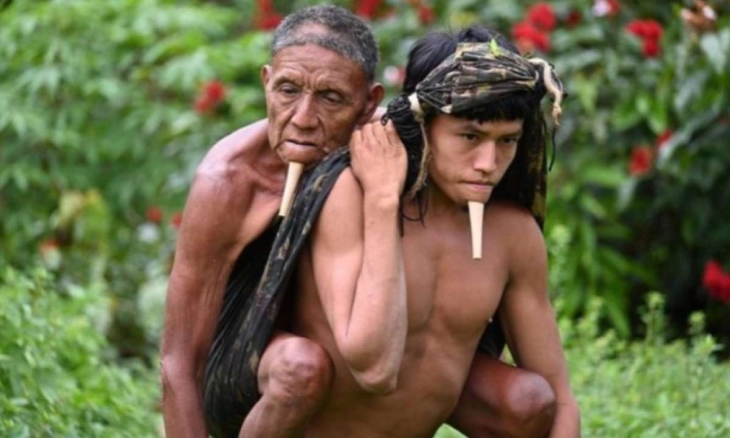 Potret Pria Asli Amazon: Ayah Digendong Sang Anak untuk Mendapatkan Vaksinasi 