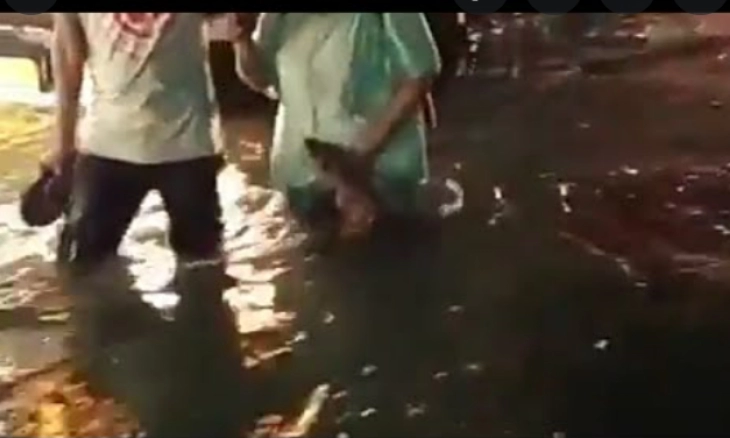 Banjir Rob Rendam 11 RT di Ancol, Evakuasi Warga Alami Kesulitan