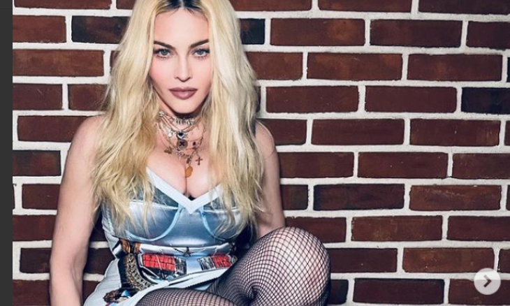 Madonna Kenakan Kostum Peri Saat Menghias Pohon Natal