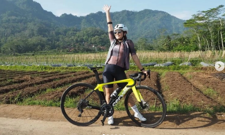 Wulan Guritno Pamer Body Seksi Saat Bersepeda