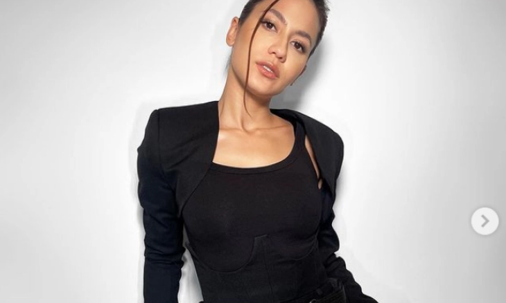 Tomb Raider Ala Pevita Pearce, Netizen: Bebeb Tembak Dadaku Sayang