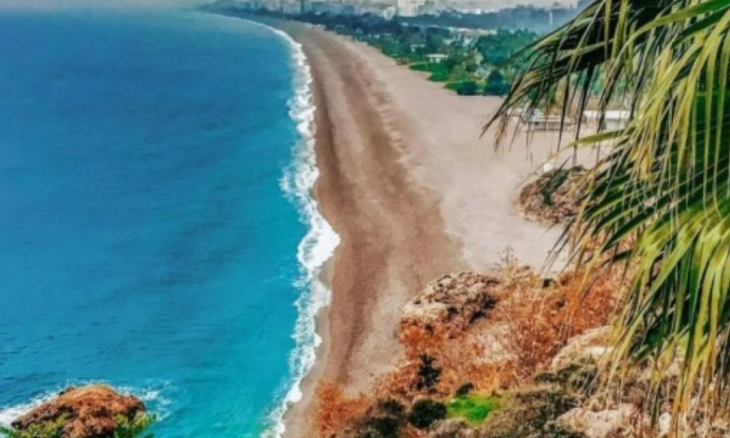 Warga Inggris Tinggalkan Musim Dingin, Liburan Keluarga ke Turki