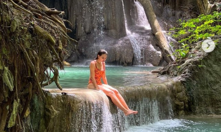 Nikmati Air Terjun Mata Jitu, Luna Maya Kenakan Bikini 8 Jutaan 