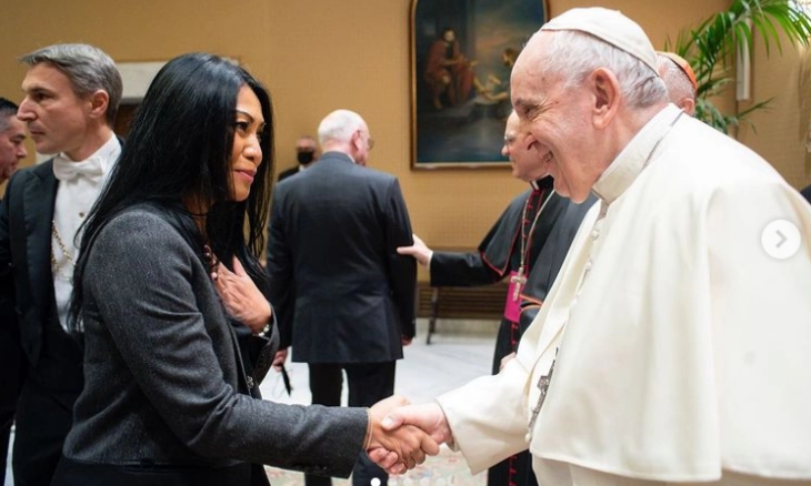 Anggun C Sasmi Bertemu dan Jabat Tangan Paus Fransiskus Vatikan