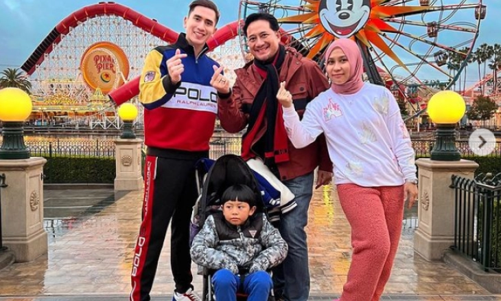 Verrell Bramasta Liburan Bersama Keluarga ke Disneyland California