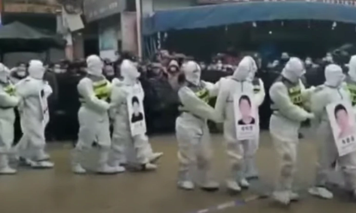 Polisi Cina Permalukan Pelanggar Covid-19 di Depan Publik 