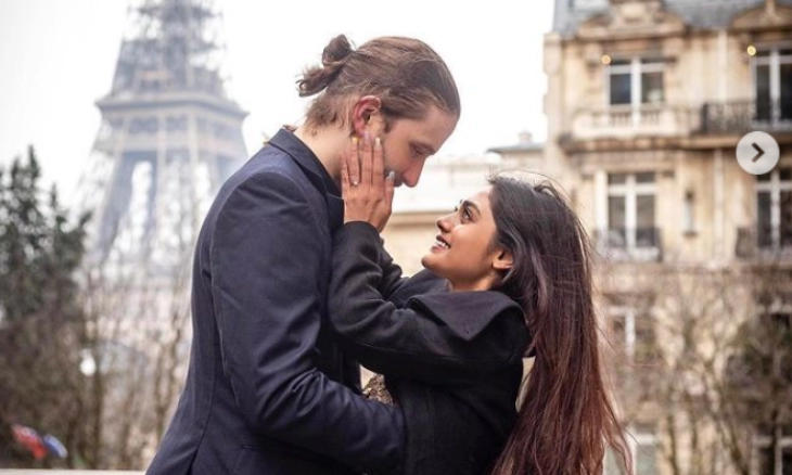 Aktris Sreejita De Dilamar Pacar Bulenya, di Menara Eiffel Paris
