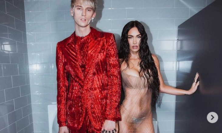 Megan Fox dan MGK Pamerkan Cincin Tunangan, Mengakui Saling Minum Darah 