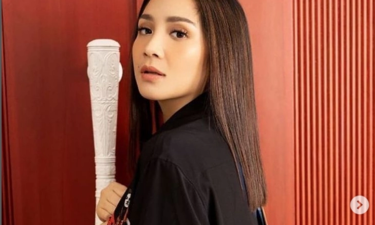 Akun Fanbase Ungkap Siapa Wanita Mirip Nagita Slavina yang Beradegan Syur