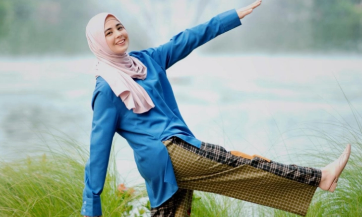 Risty Tagor Tampil Menawan dengan Busana Kasual dan Celana Jeans