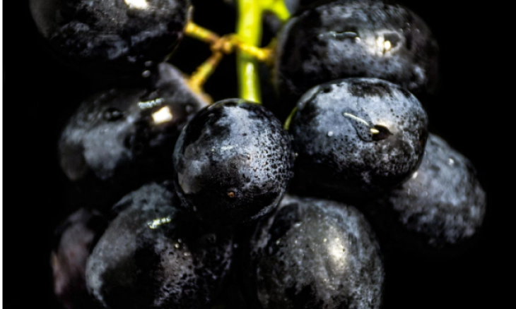 5 Manfaat Anggur Hitam yang Perlu Wanita Ketahui