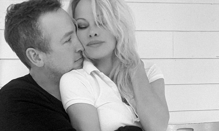 Setahun Menikah, Pamela Anderson Gugat Cerai Suaminya Hayhurst