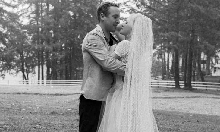 Pamela Anderson Ceraikan Suami Ke-5, Dan Hayhurst Setelah Setahun Menikah