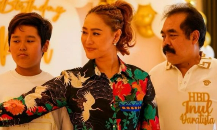 Tahun Ini Inul Daratista dan Keluarga Rayakan Imlek Tanpa Ibu Mertua