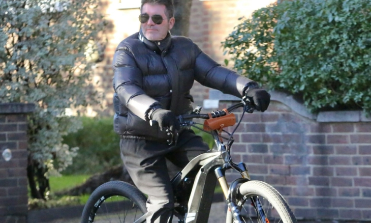 Juri X-Factor Simon Cowell Kecelakaan Sepeda, Lengan Tangannya Patah