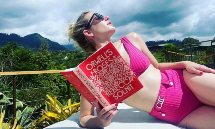 Emma Roberts Berpose Dalam Bikini Merah Muda Pasca Putus Cinta