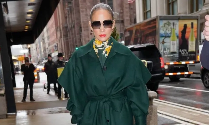 Jennifer Lopez  Dalam Balutan Dress Floral-Print, Promo Fim Barunya Marry Me