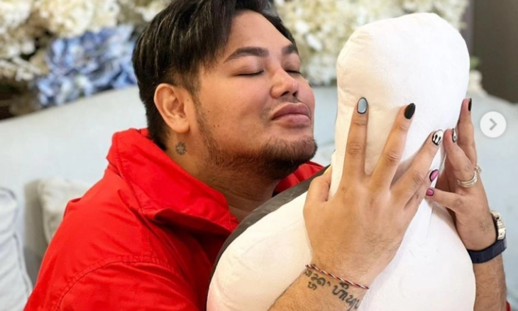 Ivan Gunawan Pamer Foto Peluk Boneka, Warganet: Nikah Aja Biar Ada yang Dipeluk