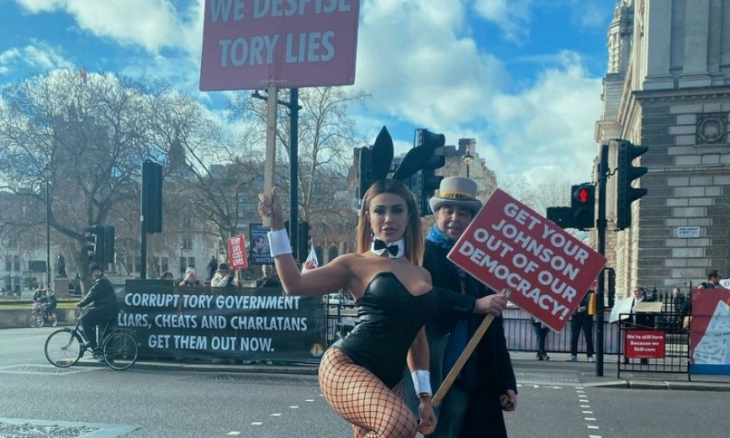 Model OnlyFans, Cris Galera Tak Sengaja Ikut Demonstrasi PM Boris Johnson 