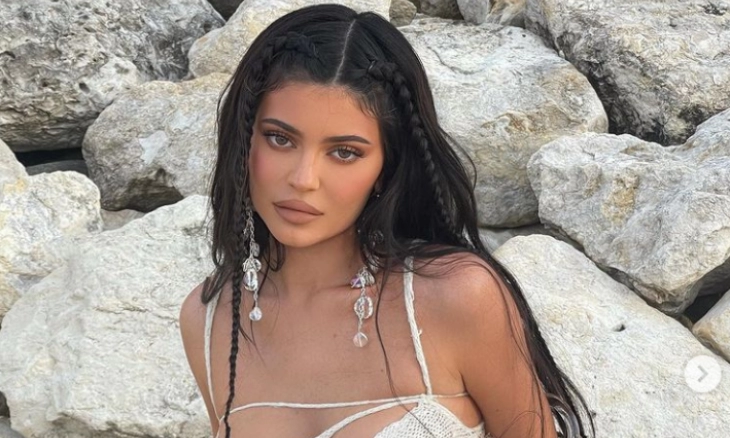 Kylie Jenner, Bocorkan Anak Keduanya di Instagram Bernama Wolf Webster
