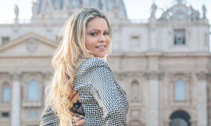 Wanita Berpakaian Seksi yang Diusir dari Vatikan Nyatakan  Berhenti jadi Katolik