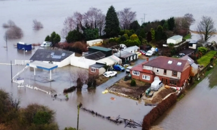 Badai Franklin Lumpuhkan Kawasan Inggris, 400 Orang Diungsikan dan Stasiun Kereta Terendam Banjir 
