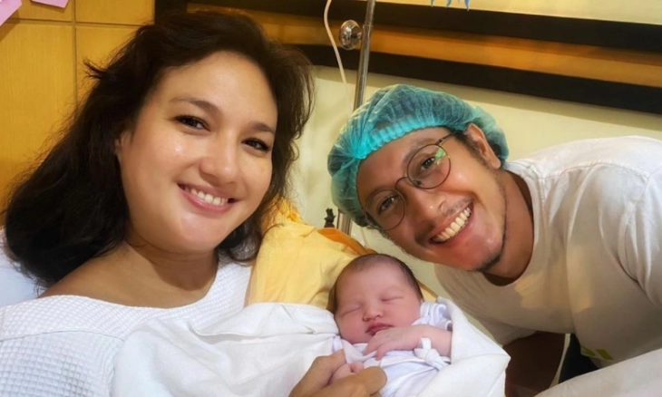Nadine Chandrawinata dan Dimas Anggara Ajarkan Perbedan Keyakinan pada Anak