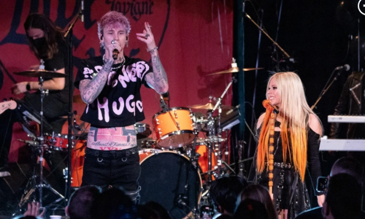 Kourtney Kardashian Semangati Travis Barker di Konser Avril Lavigne