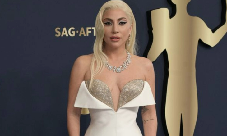 Lady Gaga Tampil Memukau dalam Balutan Gaun Putih di SAG Awards