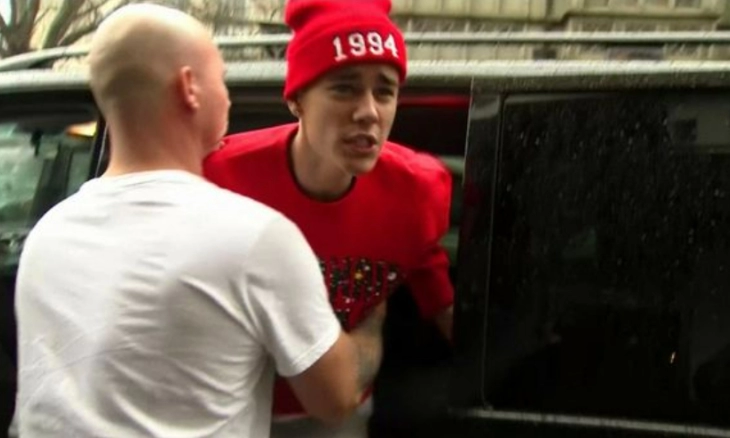 Kontroversi Justin Bieber, dari Mulai Bentrokan Paparazzi Hingga Buang Air Kecil di Ember 