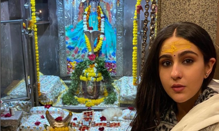 Artis Sara Ali Khan Posting Foto di Kuil Omkareshwar, Warganet: Itu Perbuatan Syirik