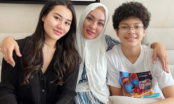 Moment Kebebasan Angelina Sondakh Disambut Haru, dengan Bunga dari Keanu Massaid