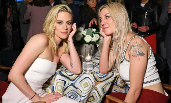 Kristen Stewart Rayakan Nominasi Aktris Terbaik Academy Awards dengan Bermain Golf Bersama Tunangannya 