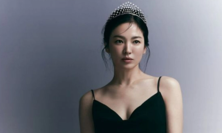 Song Hye Kyo Tak Menua, Pamerkan Mahkota Senilai 6 Milliar Jadi Trending Topik