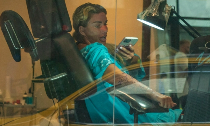 Katie Price Buat Tato Besar Bergambar Bunga Lili, Saat perjalanan Liburan ke Thailand 