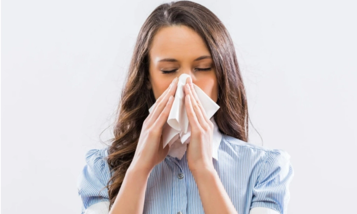 Ini Perbedaan, Apakah Anda Menderita Omicron atau Pilek dan Demam Biasa 