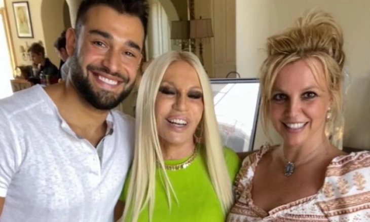 Donatella Versace Desain Gaun Pengantin Britney Spears dan Sam Asghari 
