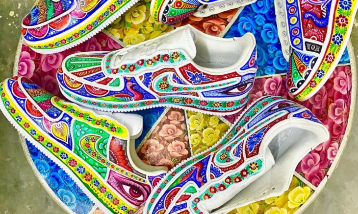 Seniman Truk Pakistan Mengubah Kuasnya Menjadi Sepatu Kets Mahal