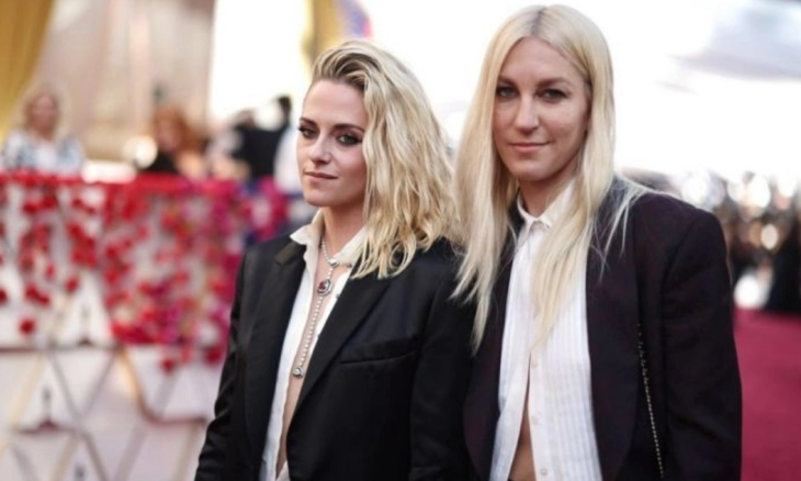 Kristen Stewart jadi Sorotan di Ajang Oscar, Gegara Pakai Baju Tak Dikancing dan Bercelana Pendek