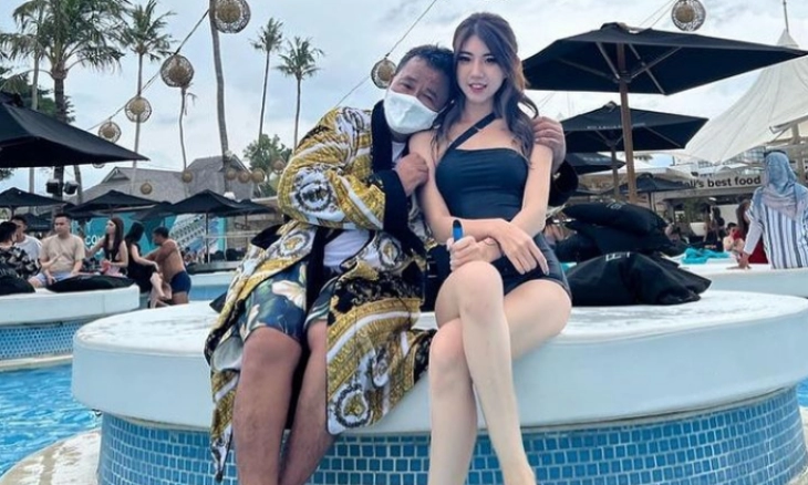 Hotman Paris Hutapea  Dilaporkan ke Polda Metro, Gegara Sering Peluk Cewek Seksi