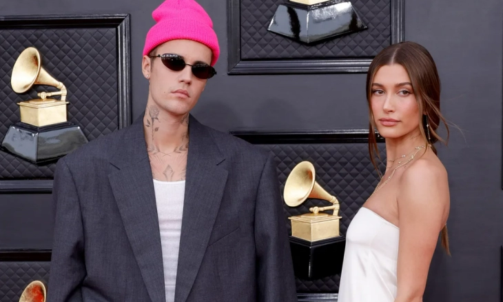 Hailey Bieber Tanggapi Rumor Kehamilannya Usai Tampil di Grammy 2022 