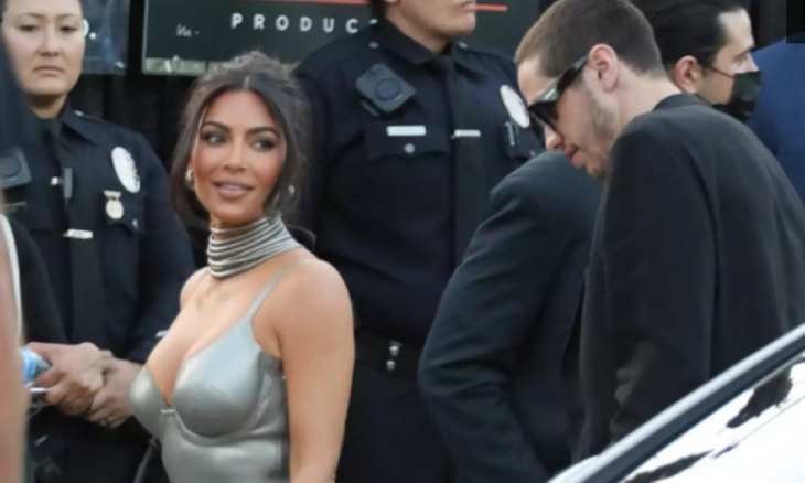 Kim Kardashian dan Pete Davidson Bergandengan Tangan di The Kardashians Premiere, L.A.