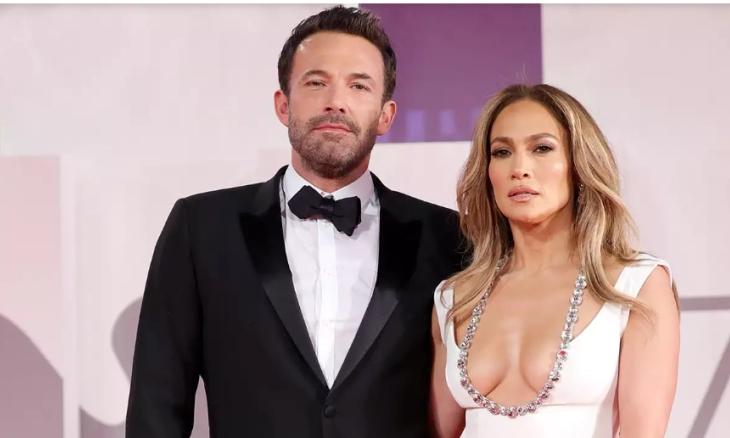 Jennifer Lopez Kenakan Cincin Berlian, Memicu rumor Telah Dilamar Ben Affleck 